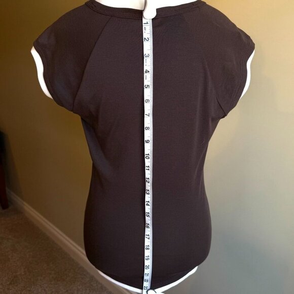 Reitmans cap sleeved brown top shirt with white peeking out of sleeve & bodice - Picture 6 of 11